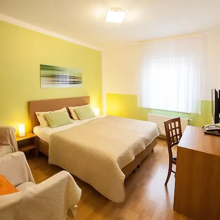 Hotel Am Gutspark Prager Gbr Leipzig Room photo
